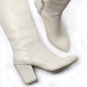 Białe buty za kolano, kremowe botki, buty na wysokim obcasie za kolano, skórzane buty za kostkę, buty ze szpiczastymi palcami, buty na obcasie klockowym