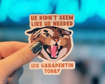 Könnte beinhalten: Ein Aufkleber mit einer Karikatur einer Katze mit einem wütenden Ausdruck. Der Text auf dem Aufkleber lautet "Er schien nicht so, als ob er heute seine Gabapentin bräuchte."