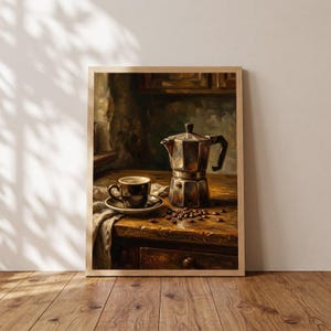 Może przedstawiać: Oprawiony wydruk artystyczny przedstawiający metalową kawiarkę typu moka oraz ciemną ceramiczną filiżankę do kawy na spodku, umieszczone na drewnianej powierzchni z rozsypanymi palonymi ziarnami kawy w ciepłych brązowych i brązowych odcieniach.