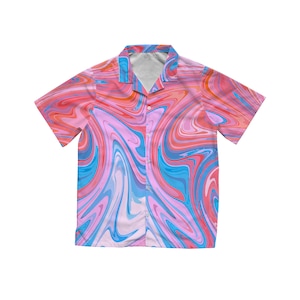 Puede incluir: Camisa de manga corta con un patrón arremolinado en tonos rosa, rojo y azul. La camisa tiene un cuello clásico y un corte relajado. La tela parece ligera y transpirable. Adecuada para uso casual.