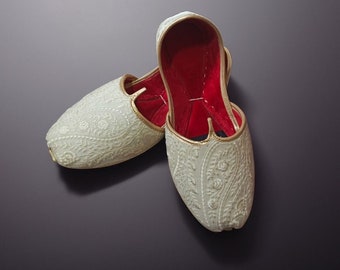 Jutti da uomo decorato: tessuto con paillettes bianche, fodera in velluto rosso