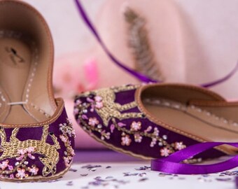 Ballerines en satin ornées : juttis ethniques violets - Chaussures de mariage violettes