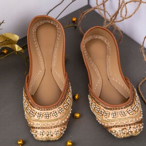 Auric Floral - Beige Copper Embroidered Ballet Flats / Beige Mojari / Beige Khussa / Beige Juti / Beige Slip-ons / Schwarz Brautschuhe Flach