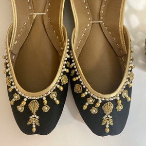 Golden Eclipse – Black and Gold Khussa Flats | Handmade Mojari Jutti Slip-Ons | Indian Shoes | Standard Fit Jutti | Clearance Stock