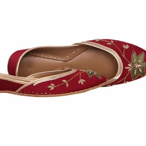 Maple Leaf - Red base Embellished Ballet Flats / Red Mojari / Red Khussa / Red Juti / Red Slip-ons / Brautschuhe Flach