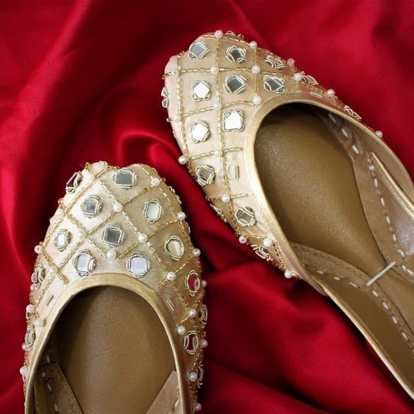 Nexus of Pearls - Tan Base Mirror Embellished Ballet Flats / Mojari / Khussa / Juti / Ballerines Beiges / Brautschuhe Flach