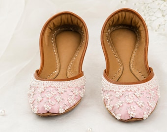 Sapatilhas de noiva rosa blush com pérolas, sapatos de casamento de seda bordados, jutti punjabi com miçangas para noivas.