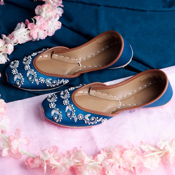 Floral Royalty - Superbes chaussures plates de mariage bleu nuit ornées de perles de ballet