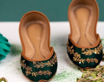 グリーンパンジャブ・ジュッティ：ゴールド刺繍のウェディング・フェスティバル・フラットシューズ｜女性用クッサ
