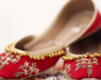 Rote Hochzeit Mojari Ballerinas: Handgemachte Khussa Jutis aus Pakistan mit Gold Glöckchen
