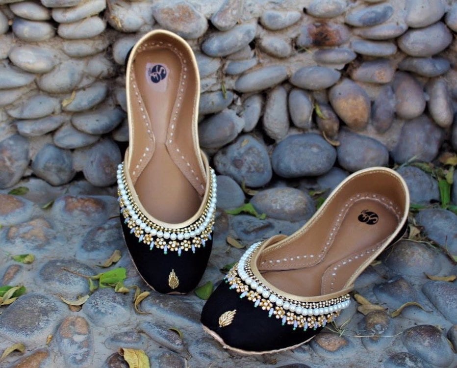 Black jutti flats deals