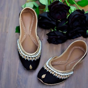 Pearly Concatenation Black Embellished Ballet Flats Black Mojari Khussa Juti Slip-Ons Bridal Shoes Schwarz Brautschuhe