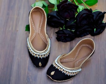 Zwarte geborduurde bruidsschoenen: met parels en strass versierde khussa-schoenen