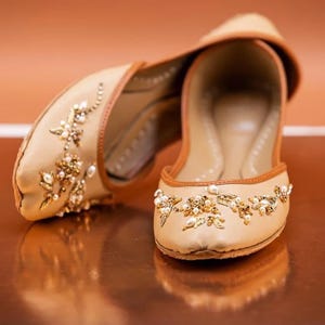 Tulip Dream, base beige champagne avec embellissements dorés, chaussures plates pour mariage, mariée Mojari Khussa Juti, élégantes ballerines beiges
