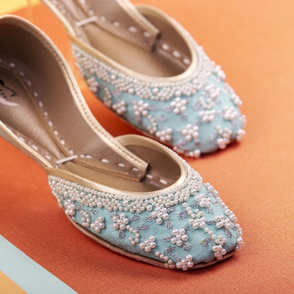 Pearl Ensemble - Splendide scarpe basse da sposa con perle da balletto impreziosite in azzurro cielo Blu Jutis Blu Mojari Blu Khussa