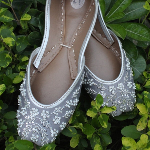 Superbe argent - Argent embelli à la main Femmes Perle Appartements de mariage Ballerines Argent Khussa Juti Chaussures de mariée Mojari Juttis indiens