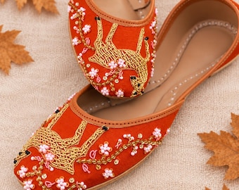 Bailarinas de satén naranja para bodas con bordado de ciervo dorado y abalorios florales.