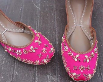 Rosa Satin Hochzeits-Schuh | Bestickte Brautschuhe | Handgemachte festliche Juttis Khussas