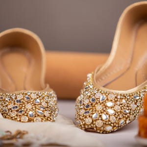 Chaussures plates pour mariage ornées de motifs kundan par excellence Ballerines Jutis Kundan Khussa Chaussures plates pour la mariée Chaussures ethniques traditionnelles Chaussures de Noël