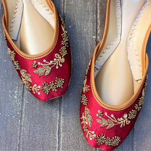 Nawabi Crimson Red Bridal Jutti – Gold Embellished Wedding Flats | Handmade Wide Fit Khussa Juti Wedding Shoes Christmas Flats Punjabi Juti