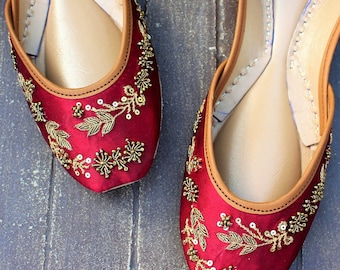 Nawabi Crimson - Red base and Gold Embellished Ballet Flats Red Wedding Flats Khussa Red Juti Red Slip-ons Brautschuhe Flach Christmas Shoes