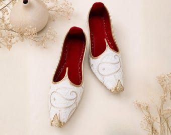 Scarpe da uomo Punjabi Jutti bianche e oro, scarpe da sposo per matrimonio, Khussa Mojari indiane, calzature boho