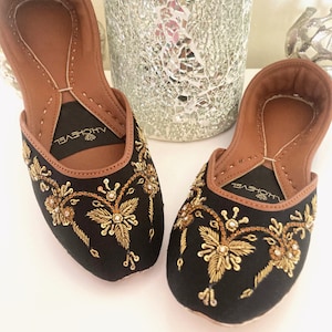 Black Opulence – Embellished Ballet Flats | Handmade Khussa Jutti Mojari | Chaussures Plates Noires | Standard Fit Jutti | Clearance Stock