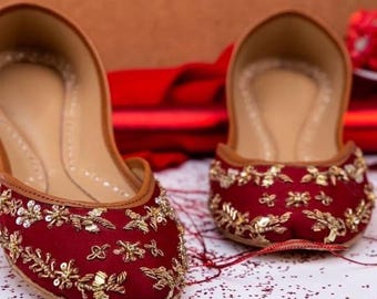 Dense Red Bridal Flats, Red Gold Khussa Shoes, Handmade Indian Wedding Jutti, Festive Women’s Flats, Brautschuhe Flach, Wide Fit