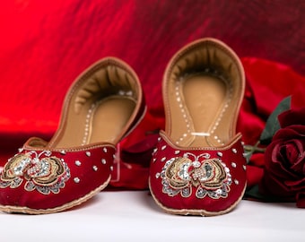 Ethereal Wings Butterfly Flats: Sapatos de noiva decorados, confortáveis sapatos de noiva artesanais, Juttis e Mojari personalizados