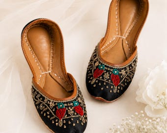 Sapatilhas pretas de noiva, sapatos jutti bordados para casamento com aplicações de pássaros do amor, ideais para noivas modernas.