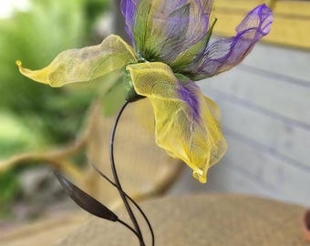 アイリスの花のテーブルランプ、フェアリーコアの部屋の装飾、手作りのナイトライト、アールヌーボーのフローラルランプ、彼女へのユニークなファンタジーギフト、フラワーランプ