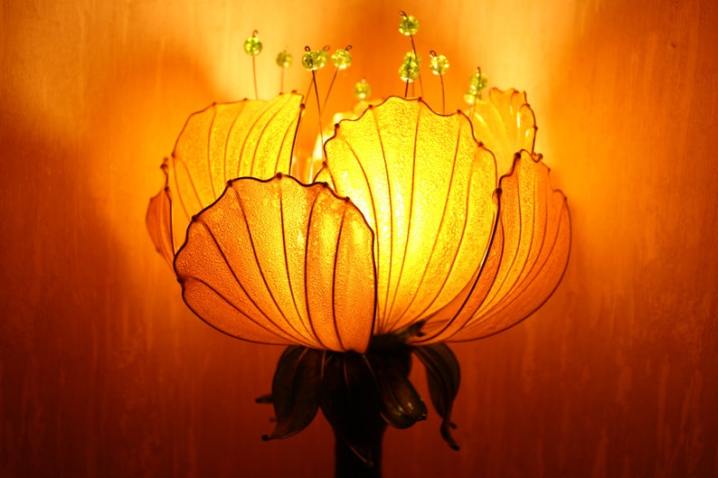 Lampe de table féerique magique à fleurs jaunes avec horloge et oiseaux, une lampe pour la cheminée ou pour le piano image 1