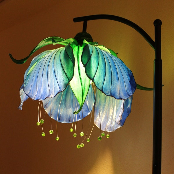 Vloerblauwe bloemlamp met groene bladeren, speciale lamp voor feeën