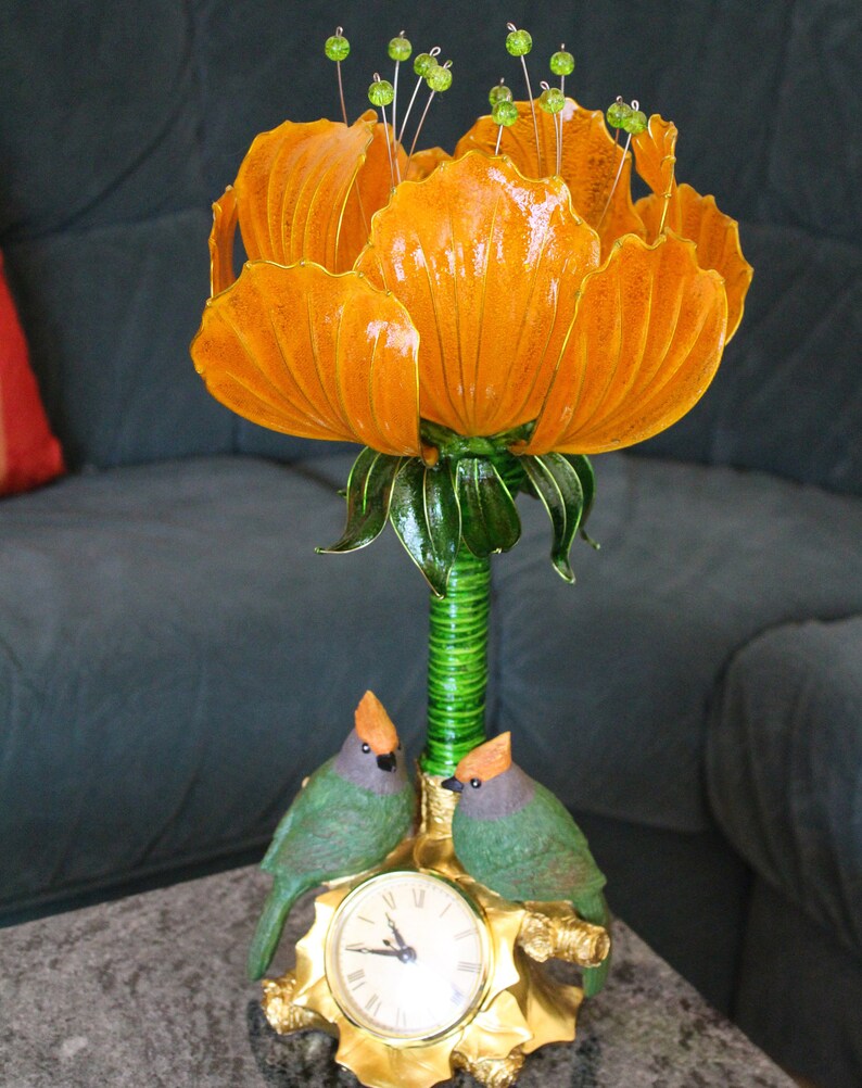 Lampe de table féerique magique à fleurs jaunes avec horloge et oiseaux, une lampe pour la cheminée ou pour le piano image 2