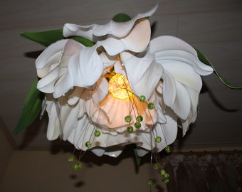 Délicate lampe fée pivoine de tons pastel naturels, lampe suspendue pour lumière douce