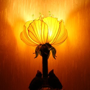 Lampe de table féerique magique à fleurs jaunes avec horloge et oiseaux, une lampe pour la cheminée ou pour le piano image 5