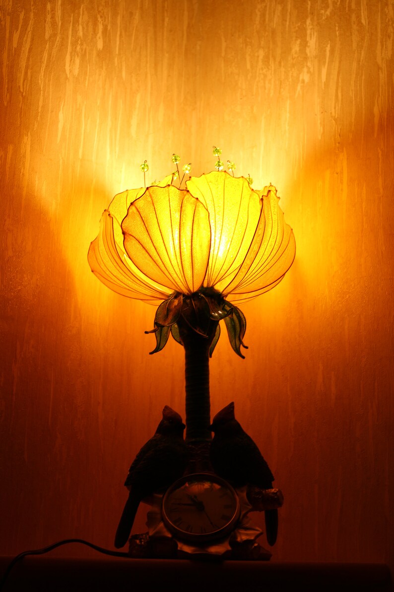 Lampe de table féerique magique à fleurs jaunes avec horloge et oiseaux, une lampe pour la cheminée ou pour le piano image 5