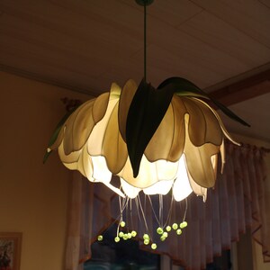 Delikatna lampa wróżkowa z motywem piwonii w naturalnych pastelowych odcieniach, wisząca lampa dająca miękkie światło zdjęcie 7