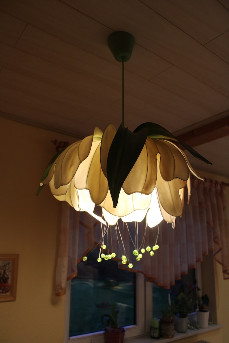 Delikatna lampa wróżkowa z motywem piwonii w naturalnych pastelowych odcieniach, wisząca lampa dająca miękkie światło zdjęcie 7