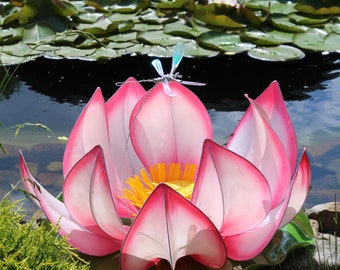 Trädgårdslampa för utomhusbruk för meditation, vit rosa lotus med flygande trollslända
