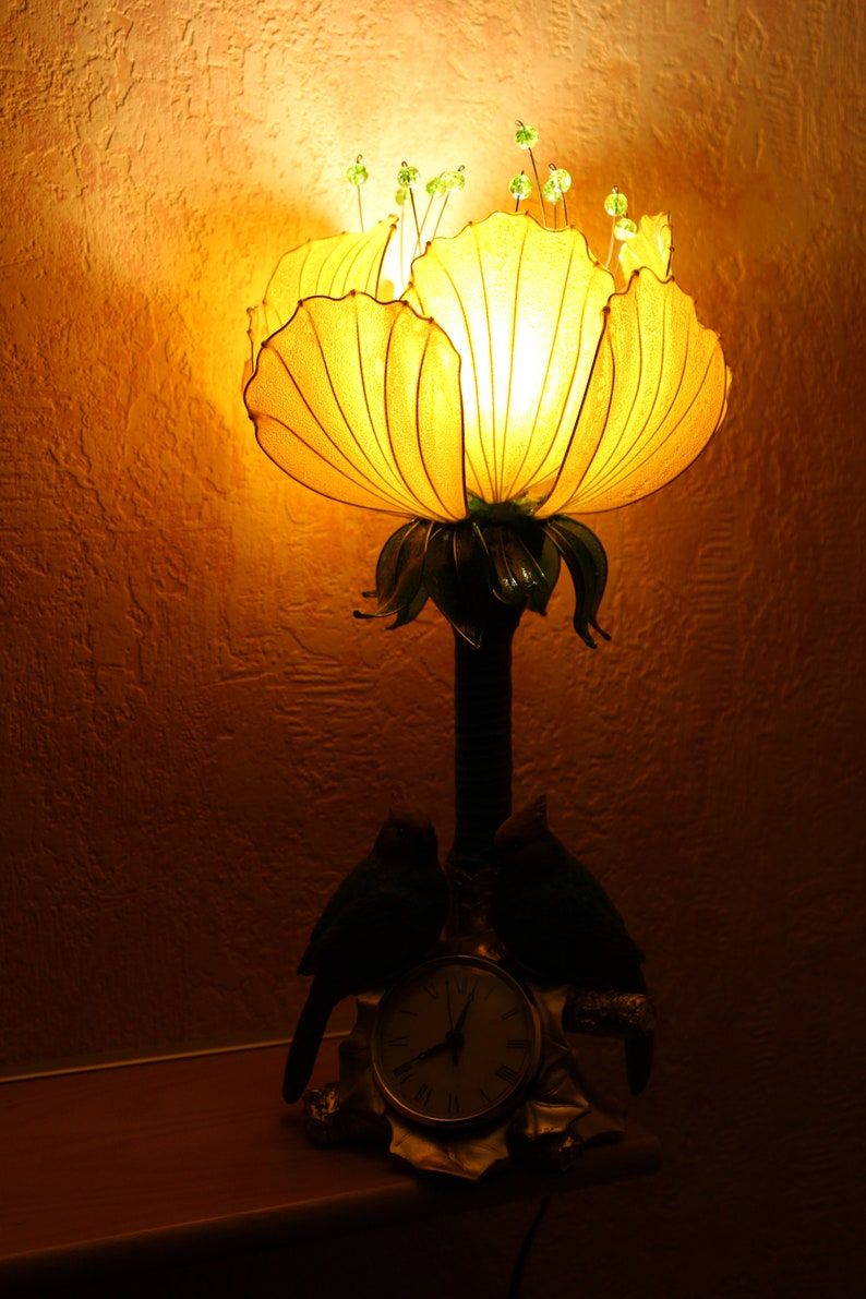 Lampe de table féerique magique à fleurs jaunes avec horloge et oiseaux, une lampe pour la cheminée ou pour le piano image 3