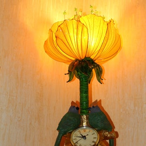 Lampe de table féerique magique à fleurs jaunes avec horloge et oiseaux, une lampe pour la cheminée ou pour le piano image 6