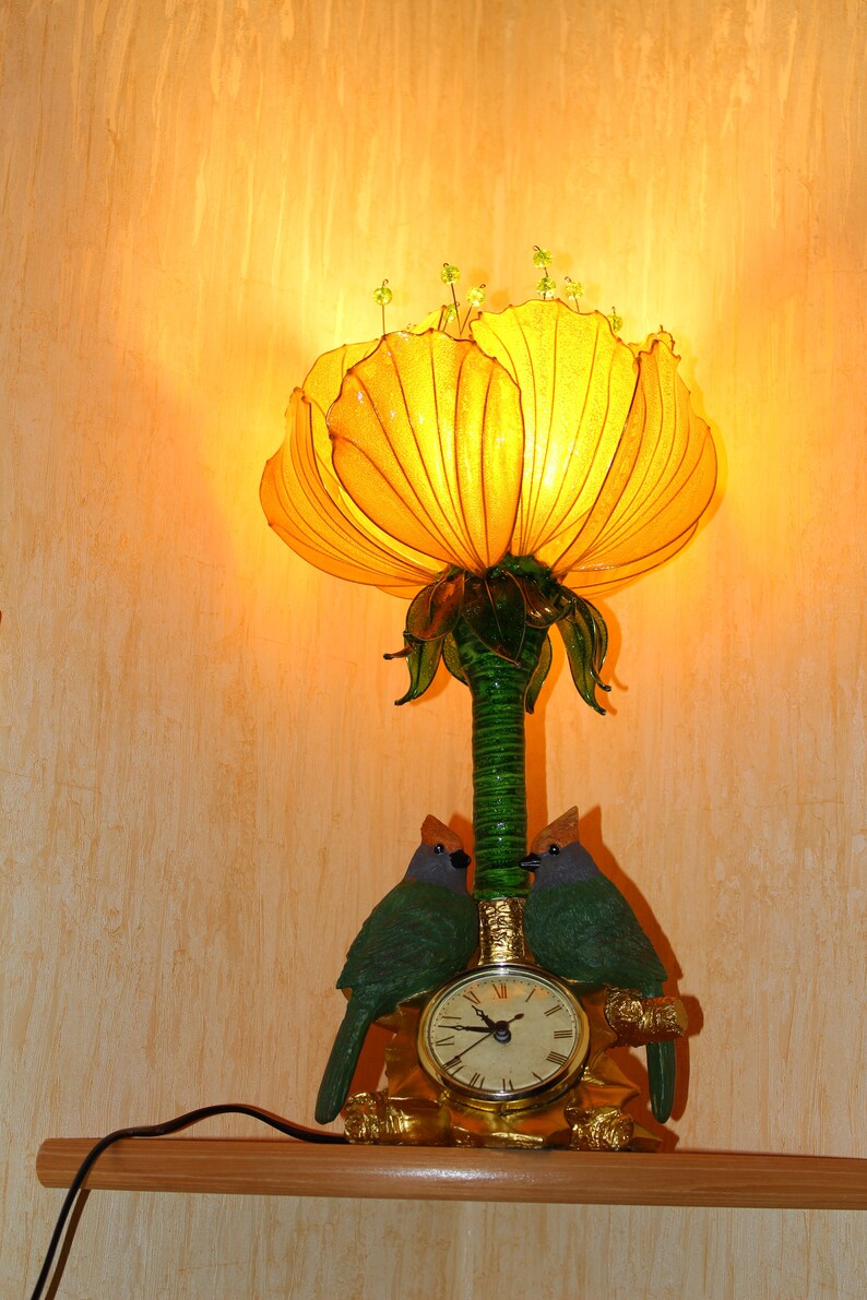 Lampe de table féerique magique à fleurs jaunes avec horloge et oiseaux, une lampe pour la cheminée ou pour le piano image 6