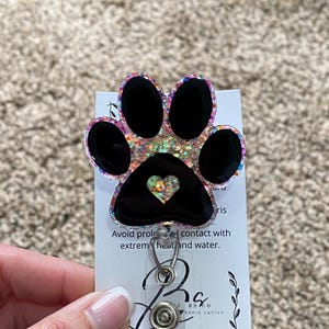 Bobine de badge rose avec empreintes de pattes de chien