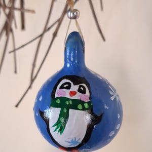 Calebasse, ornement de calebasse, pingouin, par l&#39;artiste primée de calebasse, Patricia Carroll Sailors.