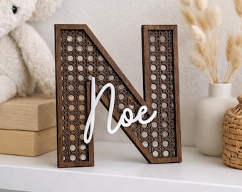 Letra personalizada para quarto de bebê com nome, placa de madeira personalizada com inicial, decoração com nome de bebê, letra de madeira de rattan, decoração boho para quarto de bebê, presente para chá de bebê