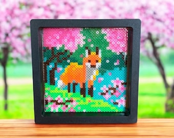 Renard sakura de printemps en mini perlas en un cuadro flotante en poser