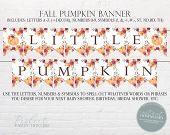 Op de afbeelding: Een printbare herfstbanner met witte wimpels en donkerbruine letters die LITTLE PUMPKIN spellen. Elke wimpel is versierd met aquareltekeningen van oranje pompoenen, donkerrode en gele bloemen en groene bladeren op een witte achtergrond.