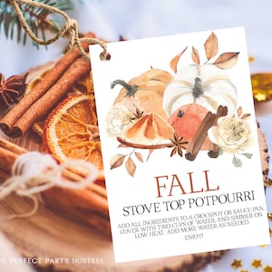 Może przedstawiać: Dekoracyjna etykieta z akwarelową ilustracją dyni, lasek cynamonu i jesiennych liści. Etykieta głosi "FALL STOVE TOP POTPOURRI" z instrukcjami. Laski cynamonu, anyż gwiaździsty i suszone plasterki pomarańczy ułożone są na drewnianej powierzchni.