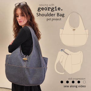 Può includere: Una borsa a tracolla in denim blu scuro con chiusura a levetta in legno, due tasche frontali e un cinturino largo. L'immagine include il testo sewing with georgie. Shoulder Bag pet project, skill progression e sew along video con diagrammi.
